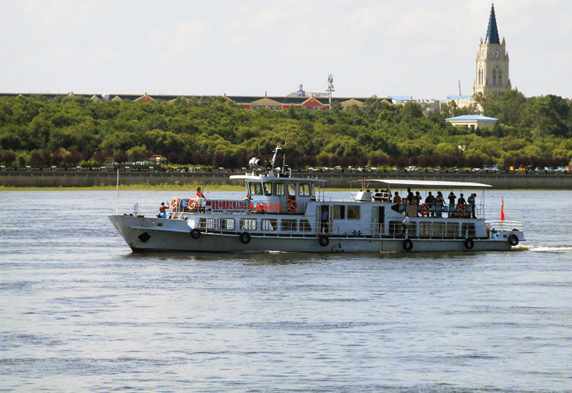 アムール川を航行する遊覧船